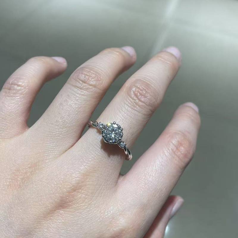 满圈扭臂六爪Women's RingS925银镀白金定制选款主石Moissanite1.0ct/副石高碳钻